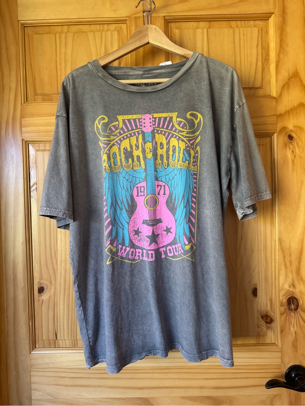 Mineral washed โRock & Roll 1971 World Tourโ Graphic Tee size large